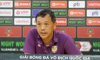 Trợ lý HLV Đức Thắng: Trọng tài dừng trận đấu để nghe VAR đưa ra quyết định là quá lâu