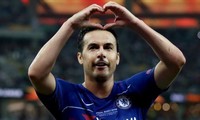 Pedro lần công trong chiến thắng ấn tượng của Chelsea.