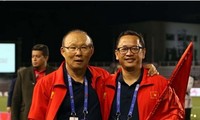 HLV Park Hang-seo và trợ lý Lê Huy Khoa.