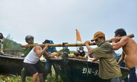 Quân dân Đà Nẵng hối hả kéo tàu thuyền tránh bão Côn Sơn