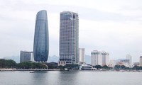 Trung tâm hành chính Đà Nẵng (trái, hình ngọn hải đăng) nơi làm việc của các sở ngành thành phố với hàng ngàn công chức, cán bộ và lãnh đạo. Ảnh Nguyễn Thành