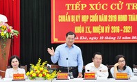 Ông Huỳnh Đức Thơ trả lời ý kiến của cử tri tại buổi tiếp xúc. 
