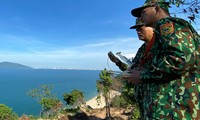 Lực lượng Biên phòng điều khiển thiết bị flycam phục vụ việc tìm kiếm. 