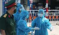 Nhân viên y tế tại Đà Nẵng làm việc trong vùng cách ly, phong toả để phòng, chống dịch COVID-19. Ảnh: Nguyễn Thành