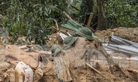 Những chiếc mũ cối còn sót lại hiện trường vụ sạt lở kinh hoàng. ảnh: Văn Chương
