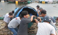 Người dân Đà Nẵng giúp nhau di chuyển tàu thuyền lên bờ trước khi bão số 9 đổ bộ vào. Ảnh: Nguyễn Thành