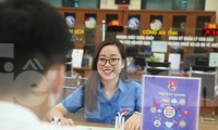 Đoàn viên tỉnh Bắc Giang giúp người dân giải quyết thủ tục dịch vụ công trực tuyến. Ảnh: Nguyễn Thắng.