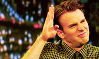 &quot;Đội trưởng Mỹ&quot; Chris Evans bị khui lại ảnh &quot;cúi lạy trước... đầu heo&quot; từ 10 năm trước