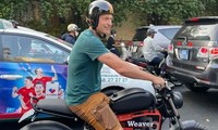 Sao &quot;Game of Thrones&quot; được fan bắt gặp đang lái xe máy trên đường phố Việt Nam