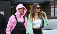 Diện phong cách &quot;ông một đằng, bà một nẻo&quot;, vợ chồng Justin Bieber có còn gây tranh cãi?