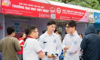 Teen THPT chuyên Thái Bình háo hức tham gia ngày hội tư vấn tuyển sinh bất chấp trời mưa