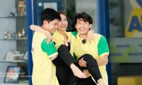Khán giả đỏ mặt với &apos;bàn tay hư hỏng&apos; của Jun Phạm khi chơi gameshow với Lan Ngọc
