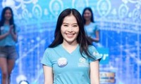 Nam Em lại gây chú ý bởi cách hành xử lạ trên sân khấu Chung khảo Miss World Vietnam 2022