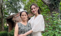 Hoa hậu Đỗ Thị Hà khoe ảnh bên mẹ nhưng netizen lại chú ý đến một thứ khác