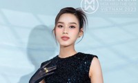 Chẳng cần diện giày cao gót, Hoa hậu Đỗ Thị Hà vẫn khoe được đôi chân dài trứ danh