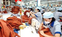 Nhiều đơn hàng của các DN thuộc ngành hàng dệt may, thủy sản, da giầy bị hủy, hoãn giao hàng, không ký tiếp đơn hàng mới và chậm thanh toán, dẫn đến thiếu hụt dòng tiền, nguy cơ đứt thanh khoản.
