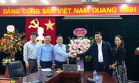 Tổng Biên tập Báo Tiền Phong Lê Xuân Sơn (thứ ba từ trái sang) chúc mừng Học viện Thanh thiếu niên Việt Nam nhân dịp 65 năm Ngày truyền thống.