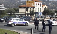 Cảnh sát bên ngoài trường trung học Alexis de Tocqueville sau vụ xả súng