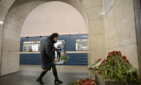 Một người đặt hoa tưởng niệm nạn nhân thiệt mạng trong vụ khủng bố ga tàu điện ngầm ở St. Peterburg. 