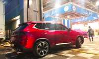 Nóng: 2 chiếc xe VinFast đã cập bến sân khấu lớn Paris Motorshow 2018