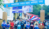 Giáo viên, học sinh trường tiểu học Hồng Trị, huyện Bảo Lạc, tỉnh Cao Bằng vui mừng khi đoàn công tác đến tham và tặng quà