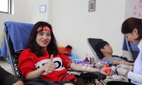 Bà Trần Thị Như Trang - Giám đốc Quỹ Vì tầm vóc Việt hiến máu tại ngày hội