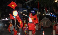 Phố đi bộ Nguyễn Huệ ngập sắc đỏ cổ vũ tuyển Việt Nam
