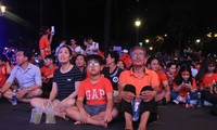 Nghìn người hâm mộ đổ về đại lộ Lê Duẩn xem Việt Nam đấu Nhật Bản