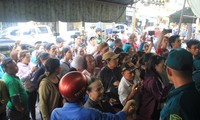 Dân xếp hàng chật kín ở chùa Ấn Quang chờ vào tiễn biệt nghệ sỹ Anh Vũ
