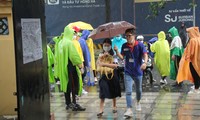 Nét đẹp tình nguyện trong ngày thi tốt nghiệp THPT mưa tầm tã giữa Sài thành