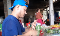 Chàng trai Khmer gói bánh tét thoăn thoắt khéo léo