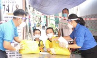 Tặng quà tiếp sức thiếu nhi ở khu phong tỏa, cách ly