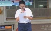 Hình ảnh nam sinh M.Q đọc bản kiểm điểm trước trường lan truyền trên mạng xã hội