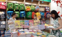 Phụ huynh đang đứng trước "ma trận" SGK