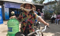 Người dân xã Phú Vang, huyện Bình Đại, tỉnh Bến Tre vui sướng khi có nước sạch miễn phí từ chương trình "Ngày nước tái sinh"