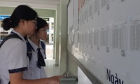 Thí sinh dò số báo danh của mình trước khi vào phong dự thi (ảnh minh họa)