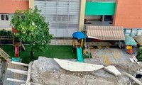 Khối bê tông giữa sân trường Trường mầm non Ban Mai, quận 4 (ảnh: PHCC)