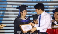 Bí thư TƯ Đoàn TNCS Hồ Chí Minh Nguyễn Ngọc Lương trao học bổng Nâng bước thủ khoa cho sinh viên năm 2019