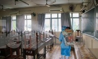 Trường THPT Nguyễn Du, quận 10 khử khuẩn trường lớp chiều 1/12