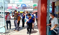 Những hình ảnh đẹp của tình nguyện tiếp sức mùa thi 2022, CSGT dẹp đường cho thí sinh đến muộn