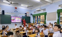 Sáng nay, học sinh lớp 1 ở TPHCM bắt đầu tựu trường