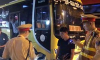 CSGT Hà Nội bắt ô tô nhồi nhét khách thông qua tin nhắn facebook