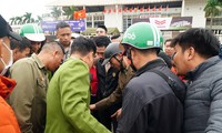Cảnh sát đưa người bán &apos;vé giả&apos; trận Việt Nam - Thái Lan về trụ sở