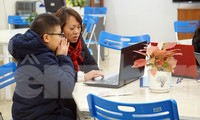 Một số ít học sinh Trường tiểu học Đinh Tiên Hoàng đến trường.