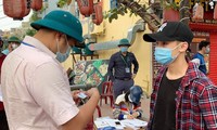 Lực lượng chức năng xử phạt nhiều người vi phạm quy định phòng dịch ở Hải Dương.