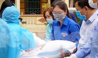 Đoàn viên, thanh niên Hải Phòng tích cực hỗ trợ cung cấp thực phẩm cho người dân trong khu vực phong tỏa vì COVID-19 ngày 23/2.
