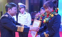 Trung tướng Nguyễn Văn Bổng - Chính ủy Quân chủng Hải quân trao thưởng cho 10 gương mặt trẻ tiêu biểu, chiều 25/3.