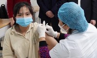Nữ sinh trường THPT Hồng Quang (TP Hải Dương) tiêm vắc xin phòng COVID-19 ngày 23/11.
