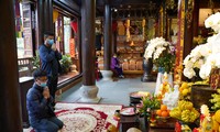 Người Hải Phòng vãn cảnh chùa Hang, lễ Đền Bà Đế đầu năm 