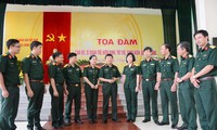 Trung tướng Lê Hiền Vân cùng lãnh đạo các đơn vị và đại biểu cán bộ, sĩ quan trẻ trao đổi tại tọa đàm
